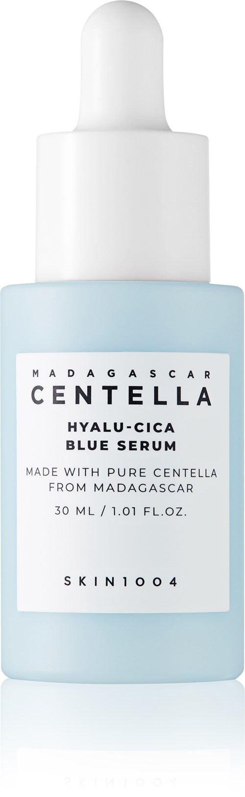 Kleine Glasflasche mit weißem Tropfer, beschriftet als Madagascar Centella Hyalu-Cica Blue Serum, 30 ml.