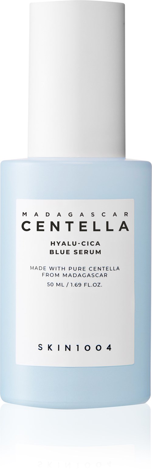 Eine hellblaue Serumflasche mit weißen Deckel, beschriftet mit 'Madagascar Centella' und 'Skin1004'.