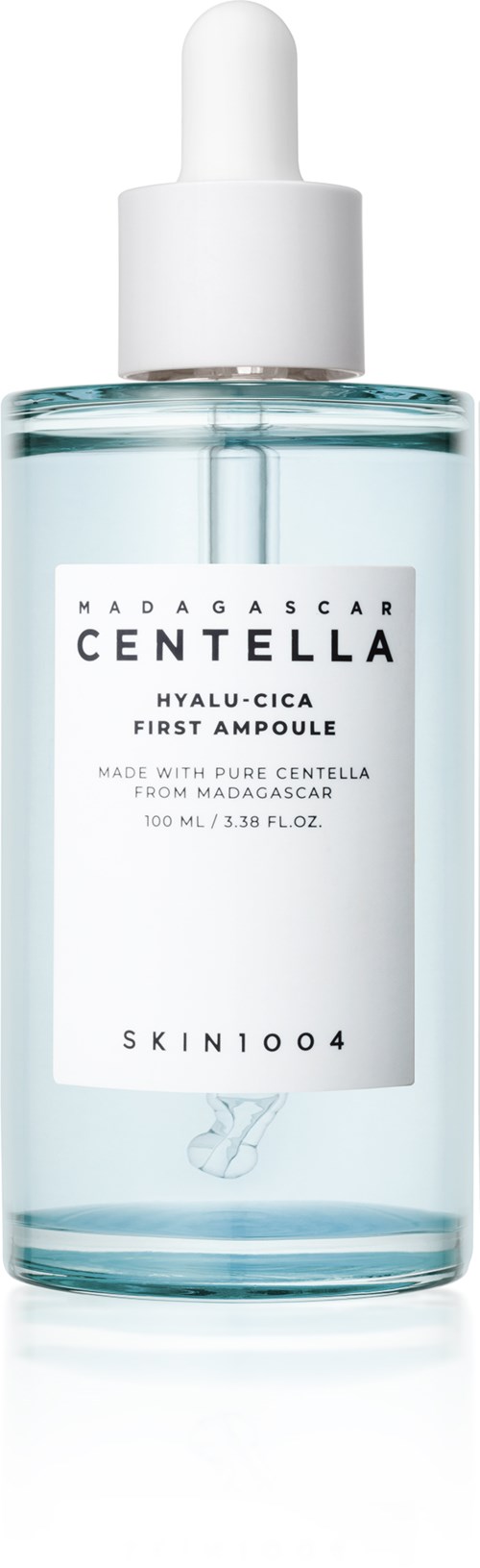 Eine klare Glasflasche mit Pipette, beschriftet Madagascar Centella Hyalu-Cica, für Hautpflege.