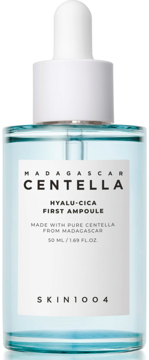 Eine klare Flasche mit weißem Pipettendeckel enthält ein feuchtigkeitsspendendes Hautpflegeprodukt von Madagascar Centella.