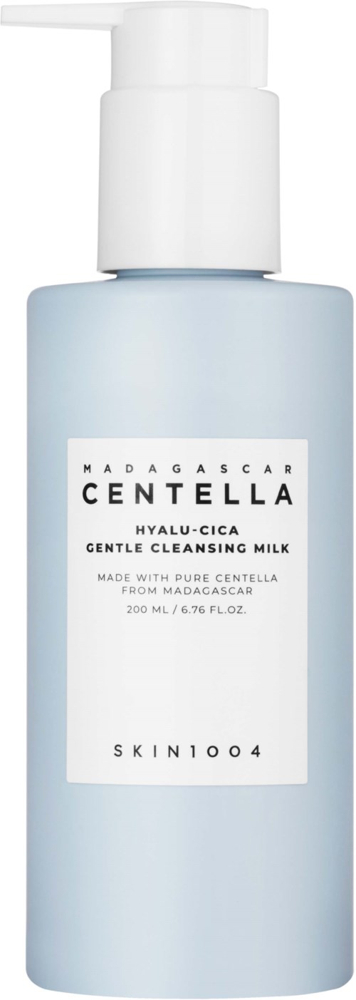 En lys blå flaske med Madagascars Centella Hyalu-Cica Gentle Cleansing Milk med pumpe.