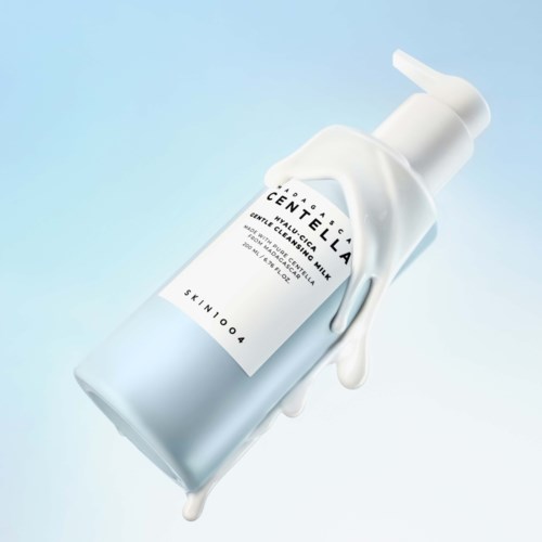 En hvit hudpleiebutikk med pumpe, merket Cératella Hyaluronic Milk, mot en lys blå bakgrunn.