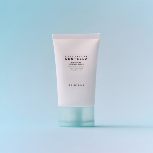 Een witte tube met huidverzorgingsproduct 'Centella Hyalu-Cica Moisture Cream' met blauwe dop op een lichtblauwe achtergrond.