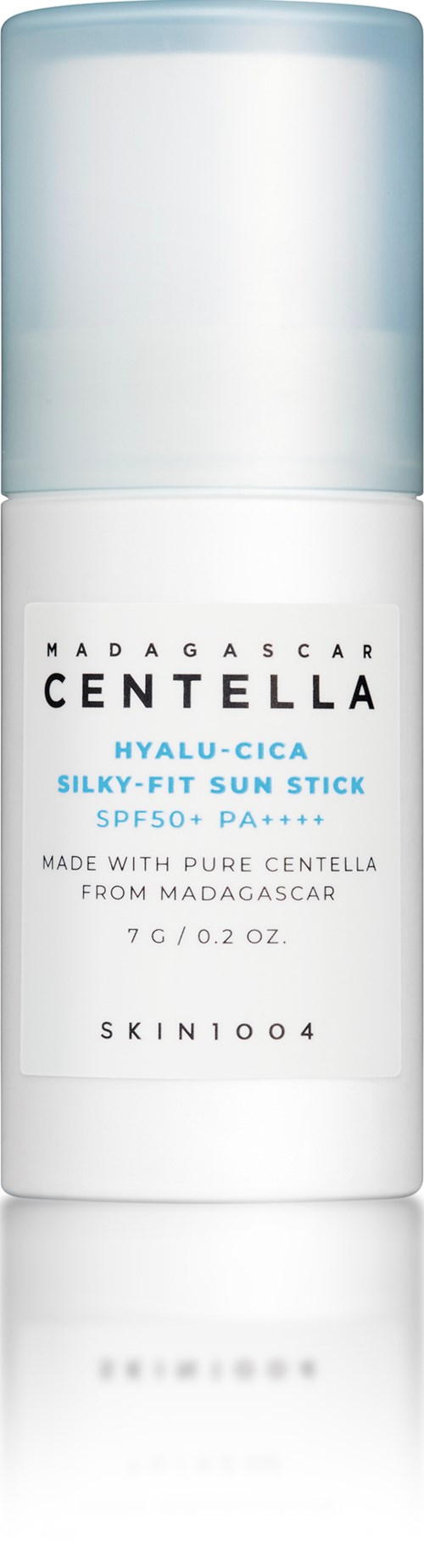 Ein Hautpflegeprodukt in einem weißen und blauen Behälter, als Sonnenspray mit SPF 50 gekennzeichnet, hergestellt mit reiner Centella aus Madagaskar.