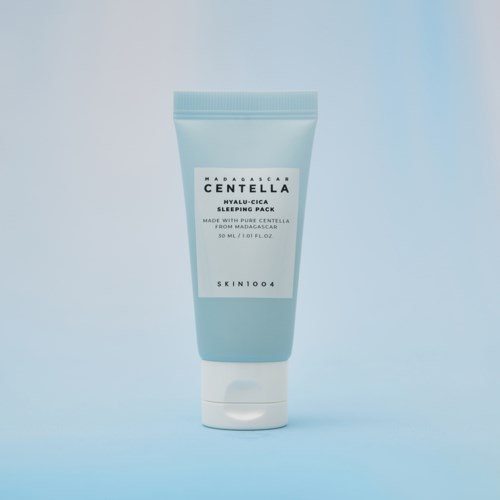 Hellblaue Tube mit weißem Deckel, Beschriftung 'Madagascar Centella Hyalu-Cica Sleeping Pack' mit minimalistischer Schrift.