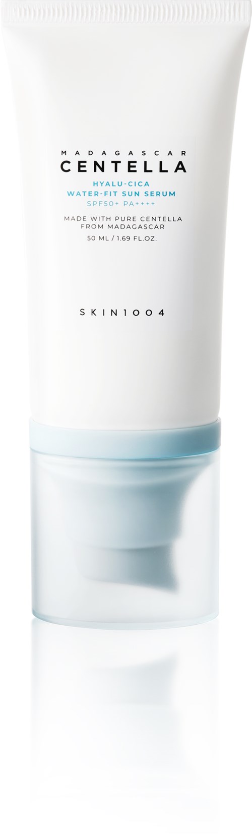 Witte tube met blauwe accenten, gelabeld Madagascar Centella huidserum. Bevat water en centella-extract. Elegant ontwerp.