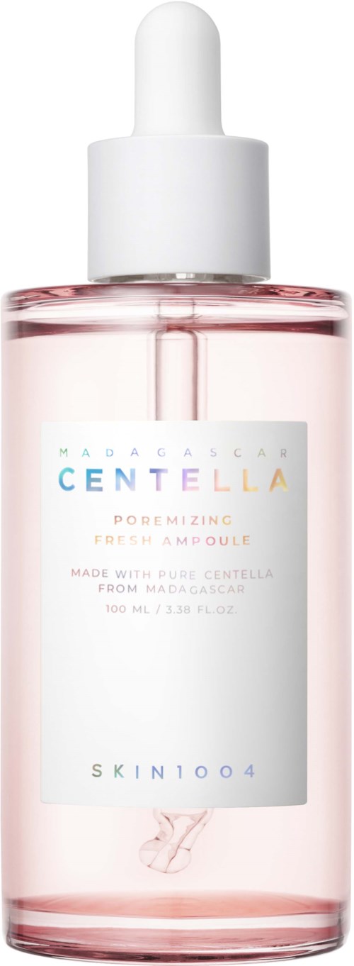 Eine Flasche Gesichtsöl mit weißem Deckel und rosa Flüssigkeit. Das Etikett nennt Madagascar Centella und Skin1004.