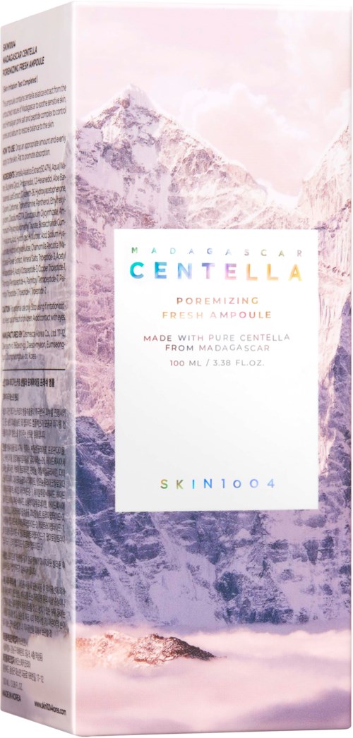 Eine Schachtel mit Bergmotiv im Hintergrund und Text über ein Hautpflegeprodukt mit Centella. Die Verpackung ist pink und lila.