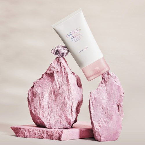 Een witte en roze tube balanceert op roze stenen en een roze platform.