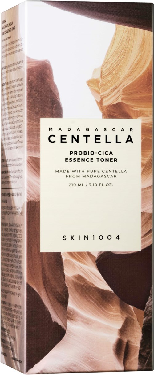 Eine Packung mit einem Etikett über Madagascar Centella Toner, zeigt eine Wüstenlandschaft. Es erwähnt Inhaltsstoffe aus Madagaskar.