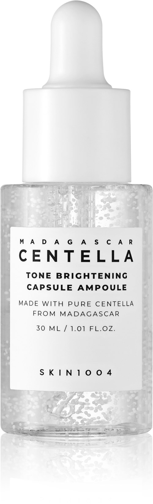 Eine klare Flasche mit weißem Verschluss, beschriftet als Madagascar Centella tone brightening capsule ampoule, enthält eine Flüssigkeit.