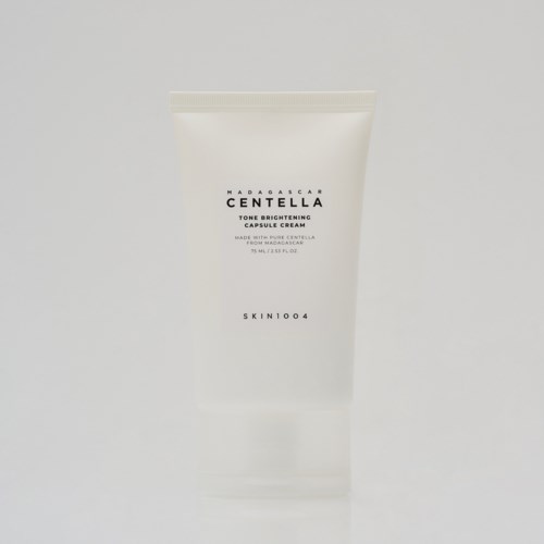 Een witte tube labeled Madagascar Centella, waarschijnlijk een huidverzorgingscrème voor oplichten en genezen.