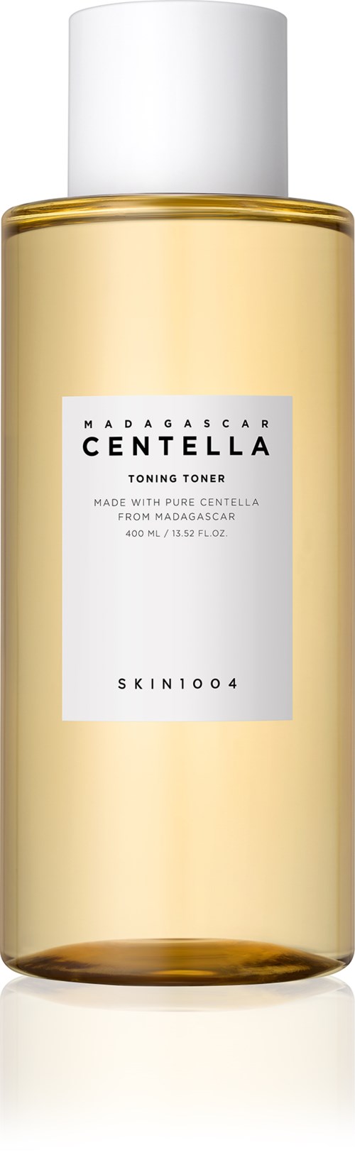 Eine lange, klare Flasche mit weißem Deckel, labeled Madagascar Centella Toning Toner, enthält eine hellgelbe Flüssigkeit.