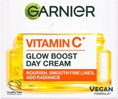 Garnier Vitamin C Glow Boost Dagcrème in een gele pot, met groene en oranje tekst op het label.