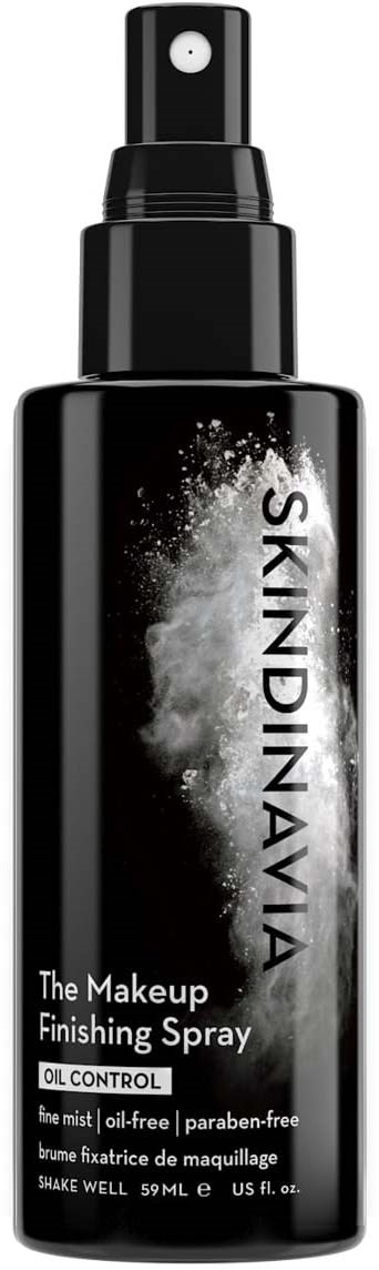 Een zwarte sprayfles met de tekst 'SKINDINAVIA', versierd met een witte wolk en sterren, voor make-up finishing.