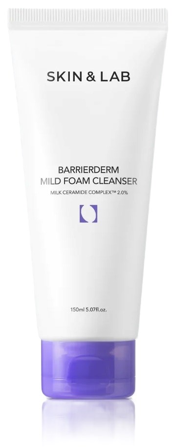 Een witte tube met blauwe dop, gelabeld als Skin & Lab Barrierdem Mild Foam Cleanser, met tekst en klein logo.