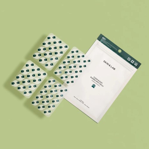 Een huidverzorgingsverpakking met vier vellen met pleisters en een papierzak met "Skin & Lab".