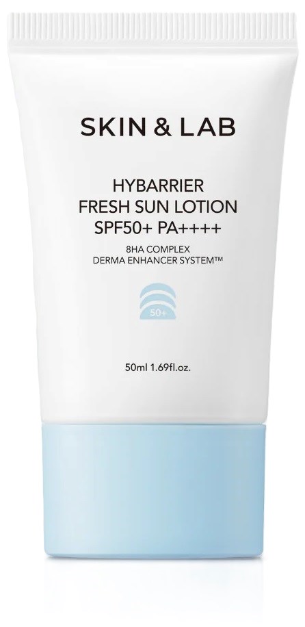 Een wit-blauwe tube huid- en lab-zonnebrandcrème met SPF 50+ en PA++++ bescherming.