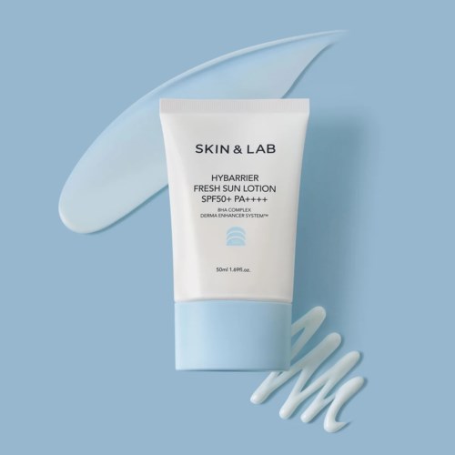 Een witte tube met zonnebrandcrème van Skin & Lab met SPF 50+ en PA++++ op een blauwe achtergrond.