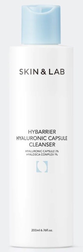 Een witte fles met een blauwe dop, gemerkt 'SKIN & LAB Hybarrier Hyaluronic Capsule Cleanser'.