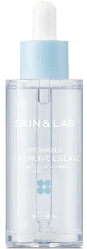 Een doorzichtige fles met een witte druppeltip, gelabeld 'SKIN & LAB Hybarrier Hyaluronic Essence'.