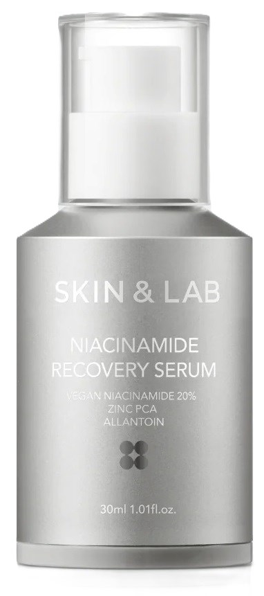 Een zilveren fles met een doorzichtige dop, labeled Skin & Lab Niacinamide Recovery Serum, 30ml.