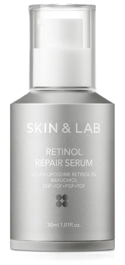 Een zilverkleurige fles met pomp, gemarkeerd 'Skin & Lab Retinol Repair Serum', bevat 30 ml.