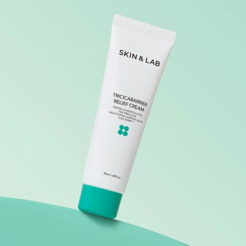Een witte tube huidverzorgingscrème met turquoise dop, gelabeld 'Skin & Lab Tricacabarrier Relief Cream' op mintgroene achtergrond.