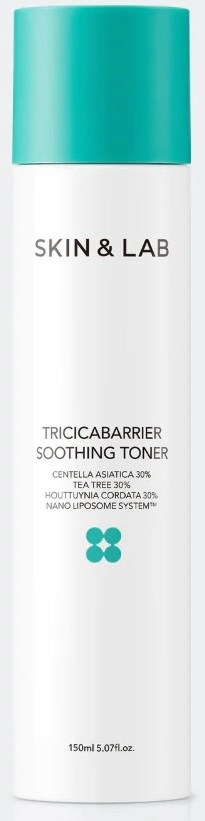 Een witte fles met een turquoise dop, gelabeld "Skin & Lab" en "Tricicabarrier Soothing Toner" voor huidverzorging.