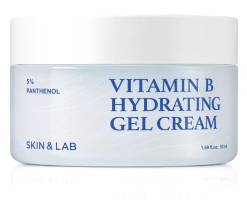 Een witte potje met Vitamin B Hydrating Gel Cream met blauwe tekst, zegt 5% Panthenol, voor hydratatie van de huid.