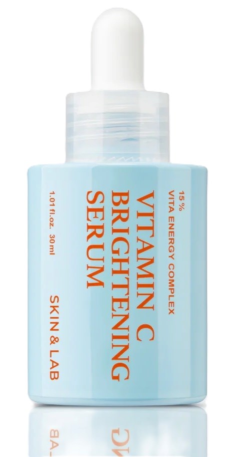Lichtblauwe fles met pipet, gelabeld 'Vitamin C Brightening Serum' voor de huid. Merk: Skin & Lab.