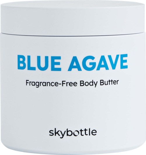 Valkoinen purkki, jossa sinistä tekstiä Blue Agave -vartalovoiteesta, hajusteeton, Skybottleltä.