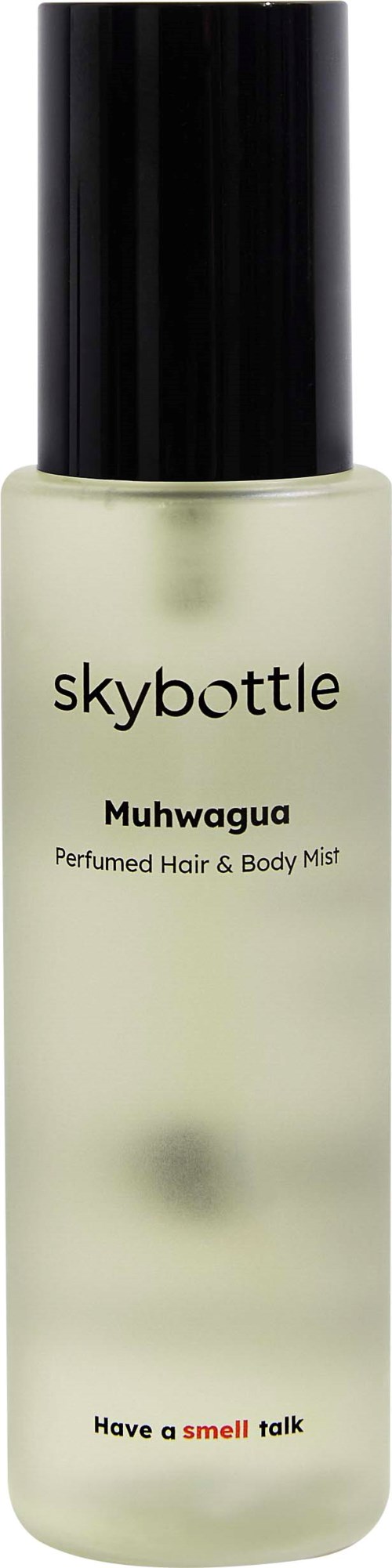 Pitkä, vaaleanvärinen suihkepullo, jossa musta kansi, merkiltään Skybottle Muhwagua Hajuvesi hiukseen ja kehoon.