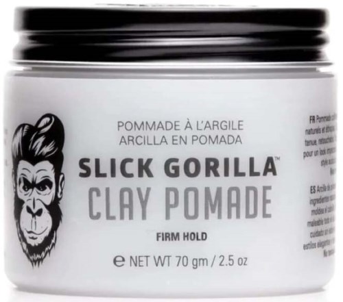 Een witte pot met zwarte deksel, gelabeld 'Slick Gorilla Clay Pomade,' met gorillagesicht en productinformatie.