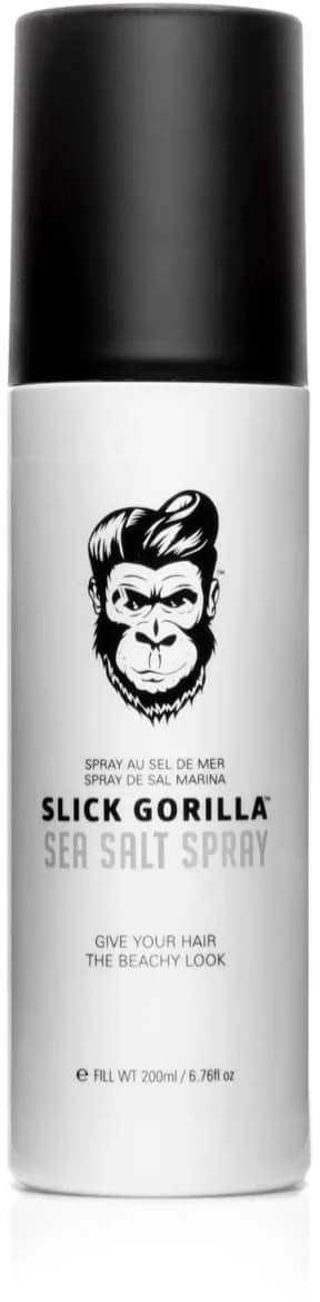 Een wit en zwart flesje met zeezoutspray met gorillalogo, gelabeld "Slick Gorilla," voor beachlook haar.