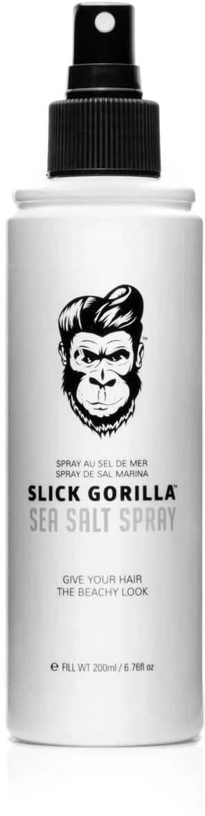 Een witte fles met een zwarte spraykop, met een gorilla-gezichtslogo, zeezoutspray label en productbeschrijving.