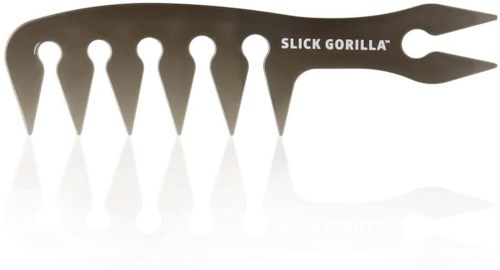 Een klein gereedschap in de vorm van een gorilla met vijf tanden en een spits uiteinde, gebruikt voor koken of grillen.