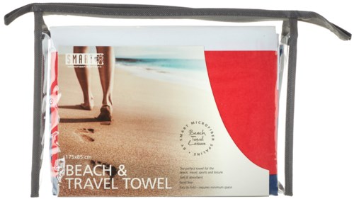 En genomskinlig väska som innehåller en strandhandduk med en strandscen, ben som går på sanden, samt röda och vita färger.