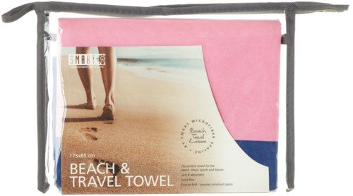 En vikbar strandhandduk i rosa och blå färger i en genomskinlig plastpåse, märkt för strand- och resor.