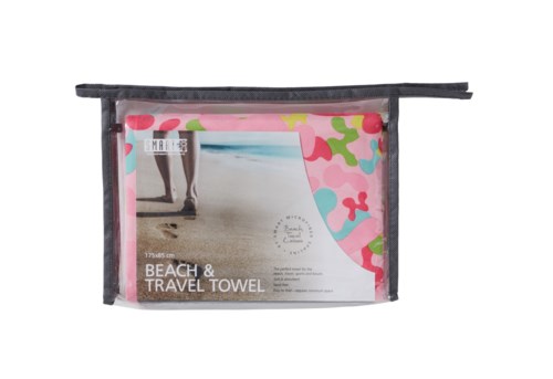 En färgglad strand- och resehandduk i rosa, blå och grön kamouflagefot i en genomskinlig väska med dragkedja.