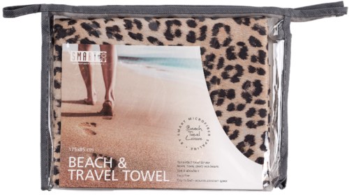 En leopard-mönstrad resehandduk med en strandbild på förpackningen.