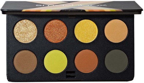 En makeup-palett med åtta olika ögonskuggor, inklusive glitter, skimrande, matta och neutrala nyanser.