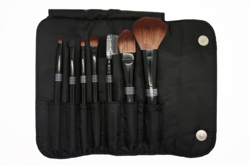 Makeupborstar i ett svart fodral med flera borstar för olika användningar, snyggt arrangerade och klara att användas.