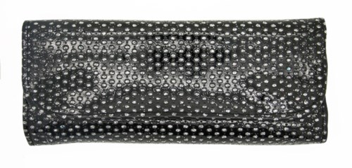 En svart clutchväska dekorerad med många små, glänsande, cirkulära nitar eller rhinestones, rektangulär i formen.