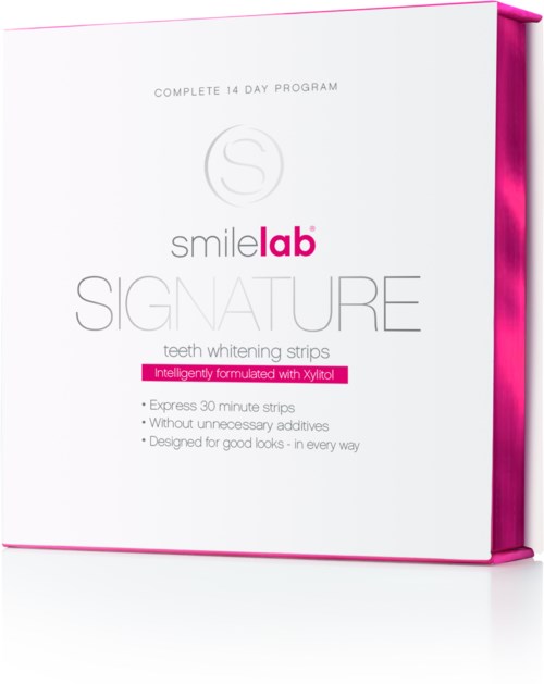 En box med tandblekningsremsor, märket Smile Lab Signature, nämner 14-dagars program och snabba resultat.