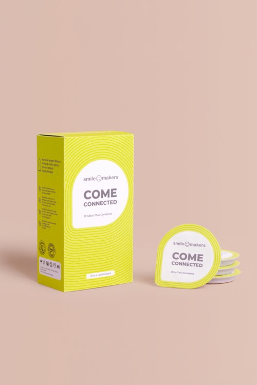 Ein gelbes Paket und passende ovale Behälter mit weißen Etiketten, auf denen "Come Connected" und "Smile Makers" steht.