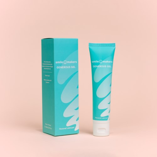 Eine blaue Tube und eine Schachtel mit der Aufschrift 'Generous Gel' für persönliche Lubrikation stehen vor einem pinken Hintergrund.