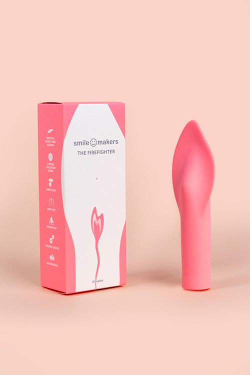 Ein pinkes Handgerät, das an eine Blume erinnert, neben einer pinken Box mit weißem und pinkem Design, Markenname und Informationen.