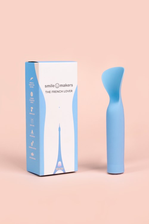 Ein blauer Gesichtsentferner neben einer Box mit Eiffelturm und 'Smile Makers - The French Lover'.