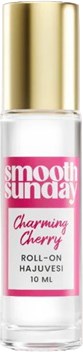 En klar nagellacksflaska med rosa etikett som säger Smooth Sunday Charming Cherry, 10 ml.